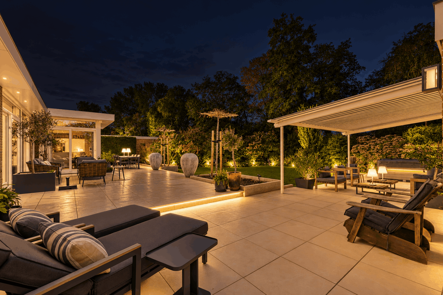 27_Luxe nachtterras met sfeervolle tuinverlichting