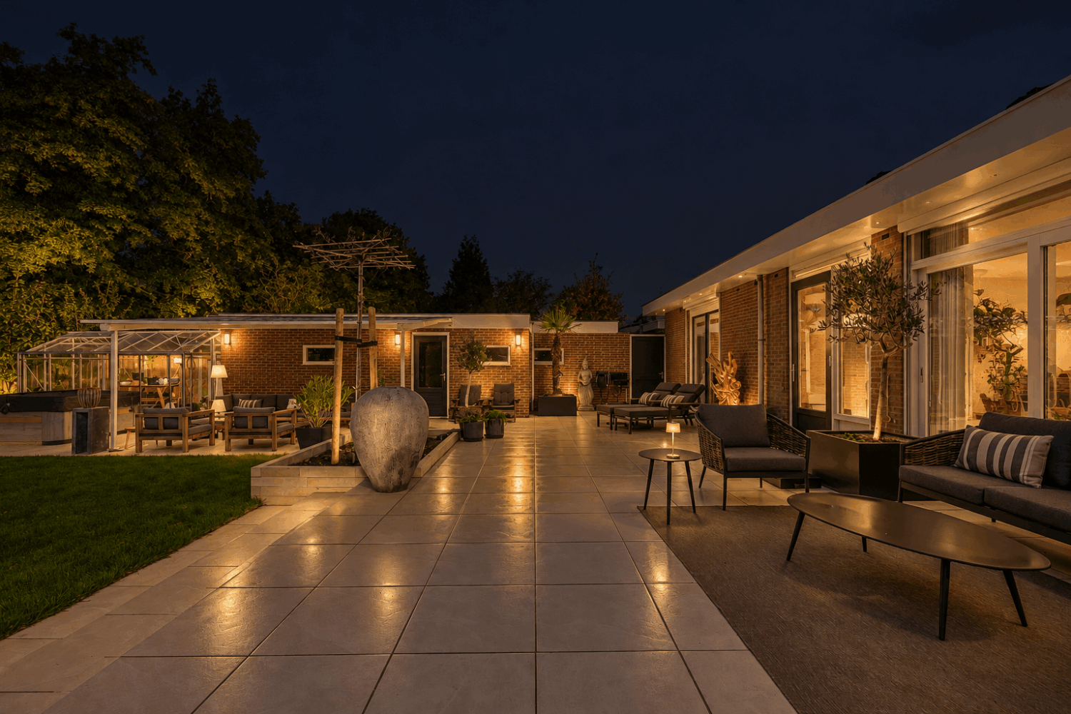 35_Warme nachtelijke patio bij moderne woning