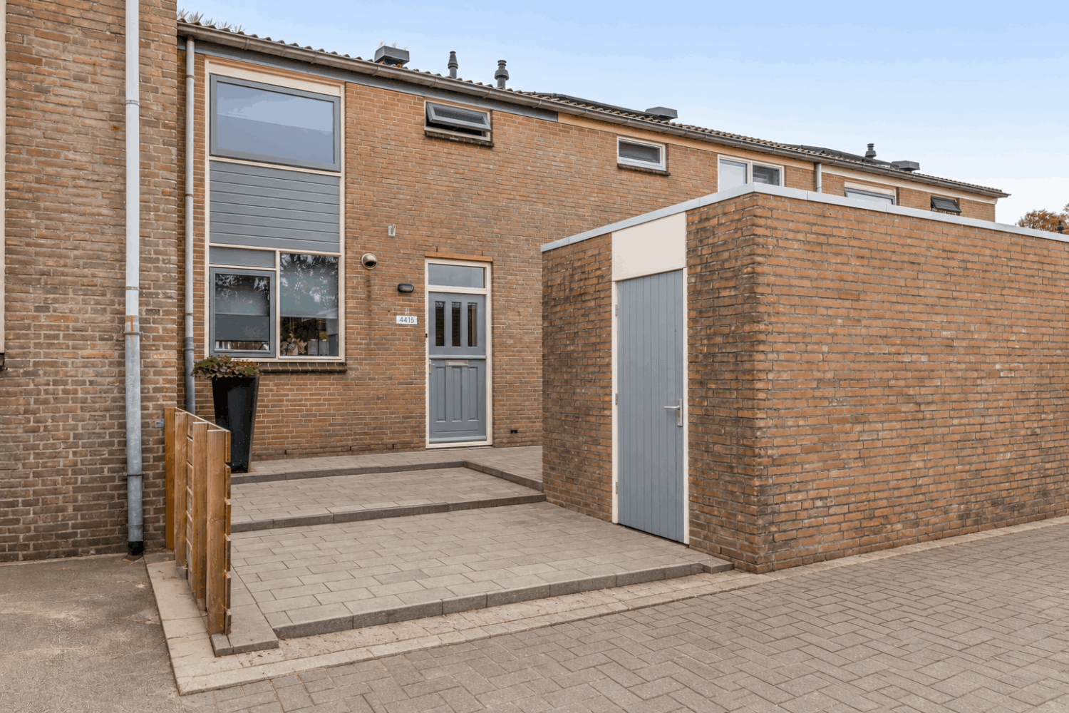 3_Moderne bakstenen woningentree met berging